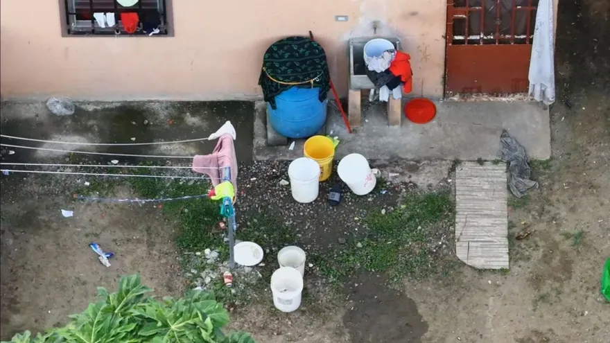 Residentes de Condado Real denuncian hasta ocho años sin agua potable constante