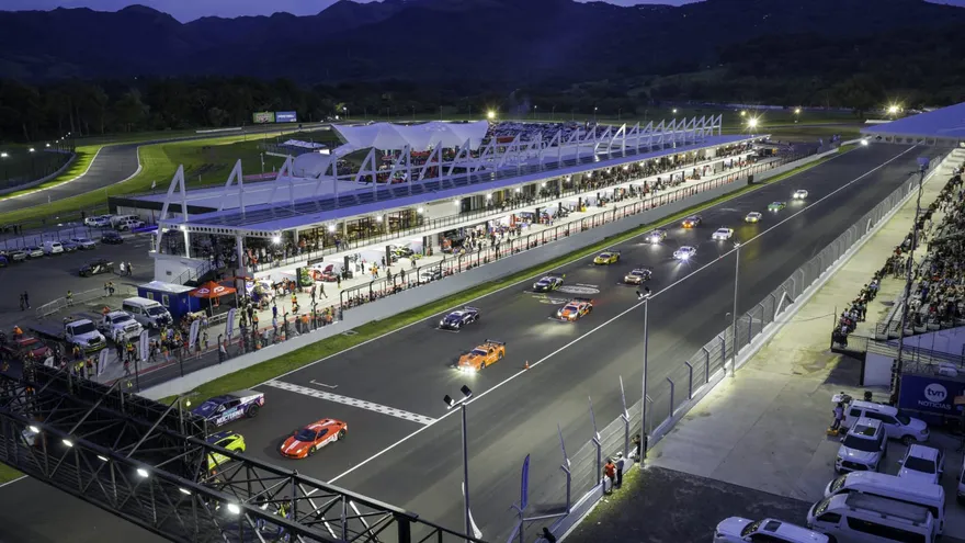 Autódromo Panamá fue sede de una carrera nocturna emocionante, colorida y con momentos tensos