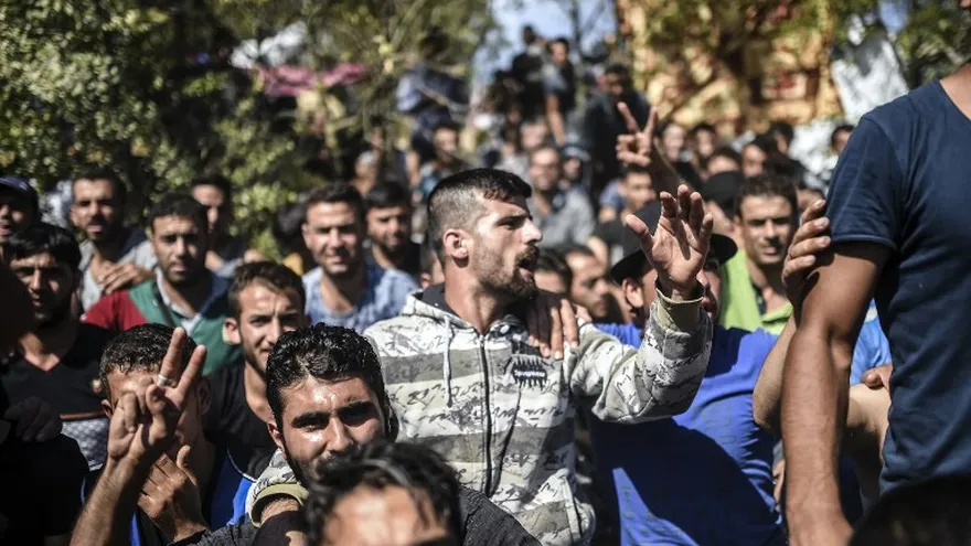 Alrededor de mil refugiados y migrantes sirios esperan cerca de la carretera en la ciudad turca de Edirne, el 16 de septiembre de 2015, en su camino a la frontera entre Turquía y Grecia. Estos permanecían varados al ser prohibido su paso.