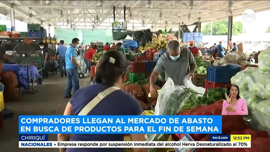 Consumidores en David, llegan al mercado para abastecerse para el largo fin de semana