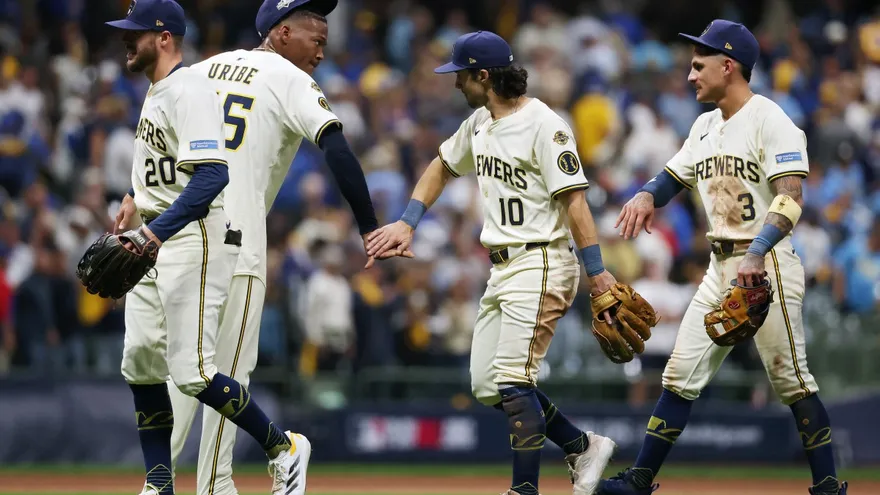 Jugadores de los Cerveceros de Milwaukee celebran