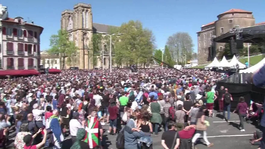 ETA entrega armas y explosivos tras 40 años de violencia