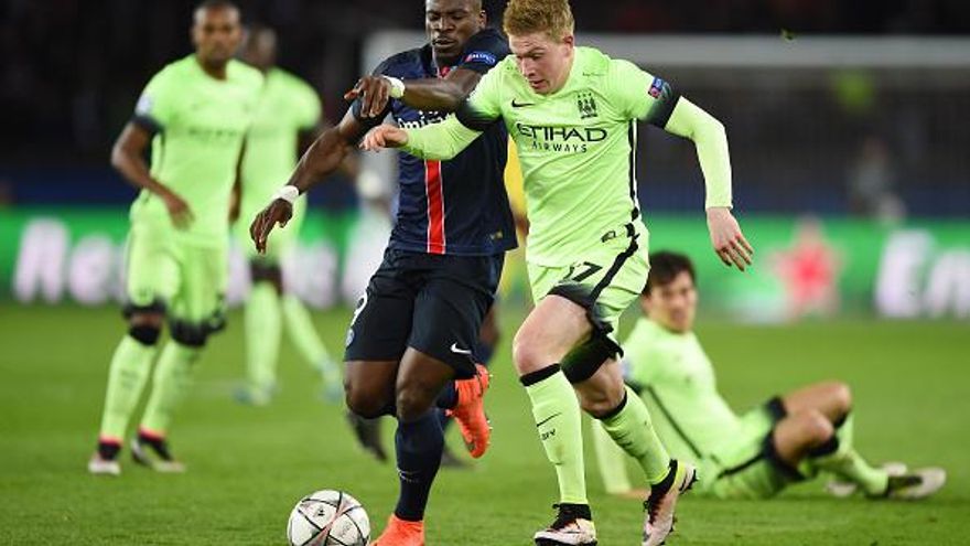 Kevin de Bruyne (d) y Serge Aurier (i) disputan el balón