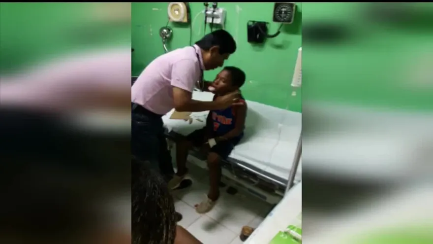 Insólito: Médico en Darién hace un cuello ortopédico de cartón