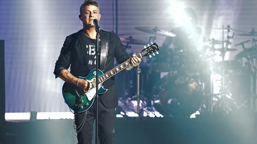 En la imagen un registro del cantante español Alejandro Sanz, quien canceló este jueves el concierto que daría hoy en Bogotá, tras las medidas sanitarias tomada por la alcaldía de la capital colombiana para evitar la propagación del virus COVID-19 y que prohiben las presentaciones que aglomeren a más de mil personas.