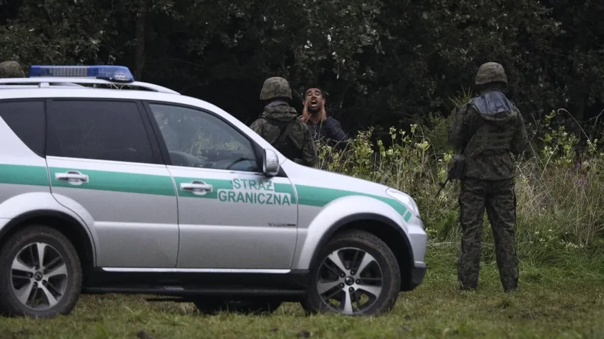 Polonia aprueba ley que autoriza rechazar a migrantes.