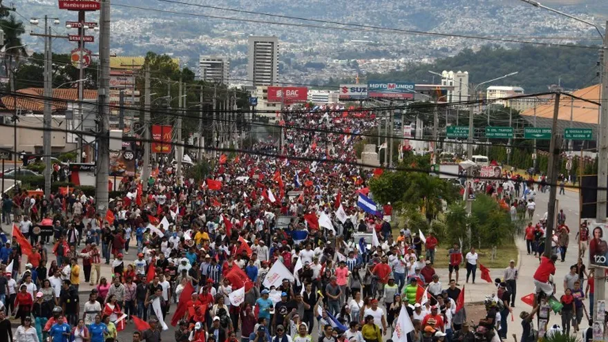 Miles de simpatizantes del candidato presidencial por la Alianza de Oposición de Honduras contra la dictadura, Salvador Nasralla, realizan una manifestación este domingo 3 de diciembre.