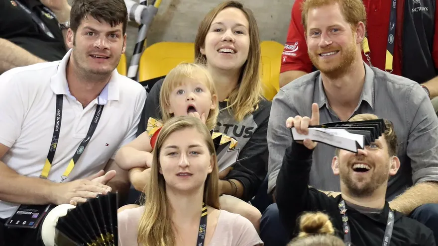 Una niña roba palomitas al príncipe Harry