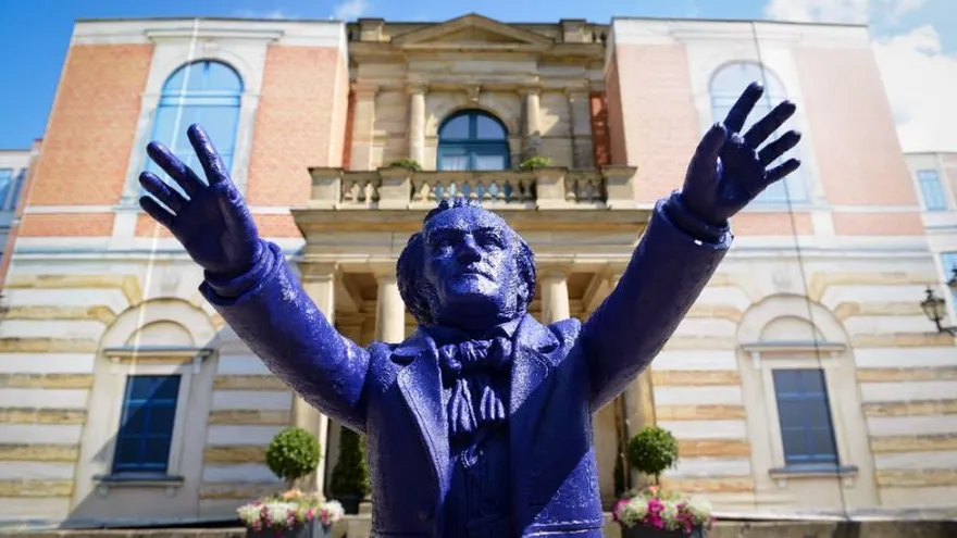 Una escultura de plástico del compositor alemán Richard Wagner por el artista Ottmar Hoerl.
