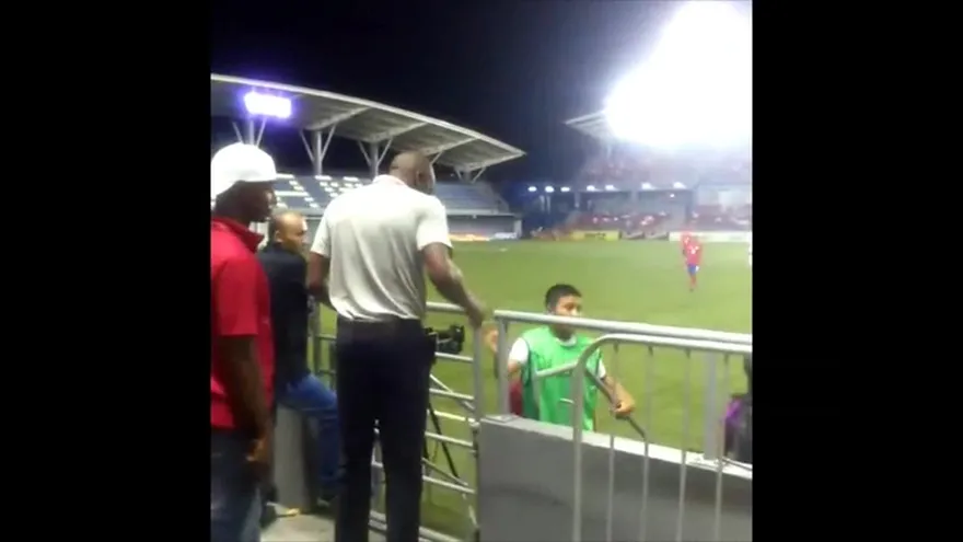 Wanchope protagoniza pelea en el estadio Maracaná