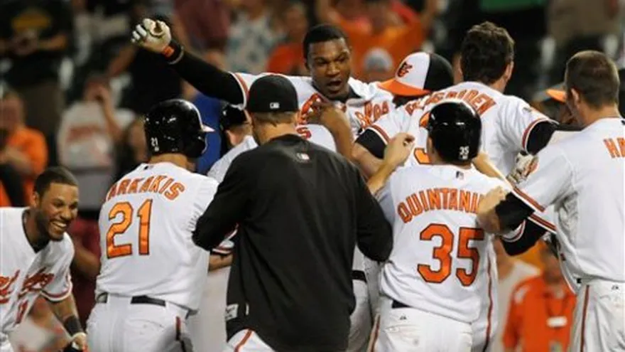 Adam Jones acaba un largo partido para los Orioles