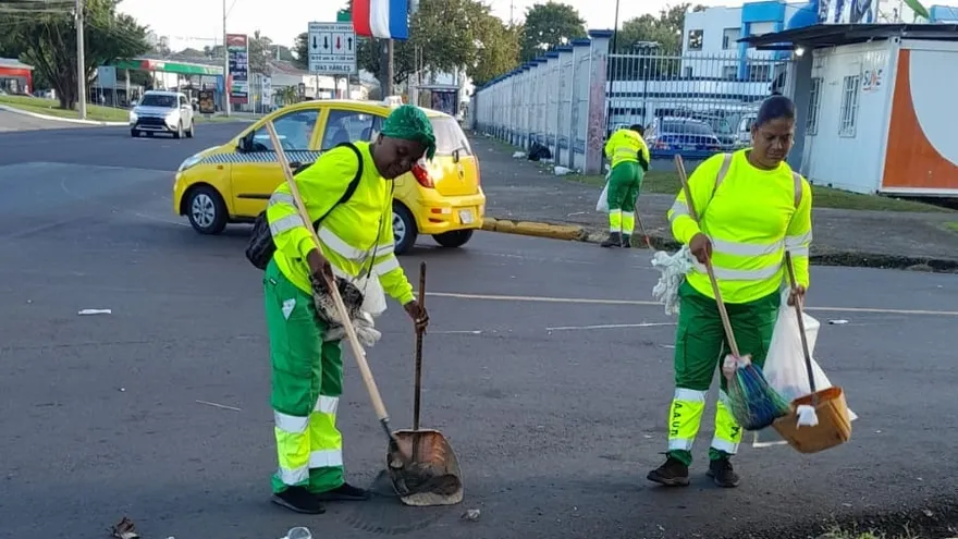 'Hormiguitas': Las mujeres que arriesgan su vida para mantener limpias las calles de la ciudad