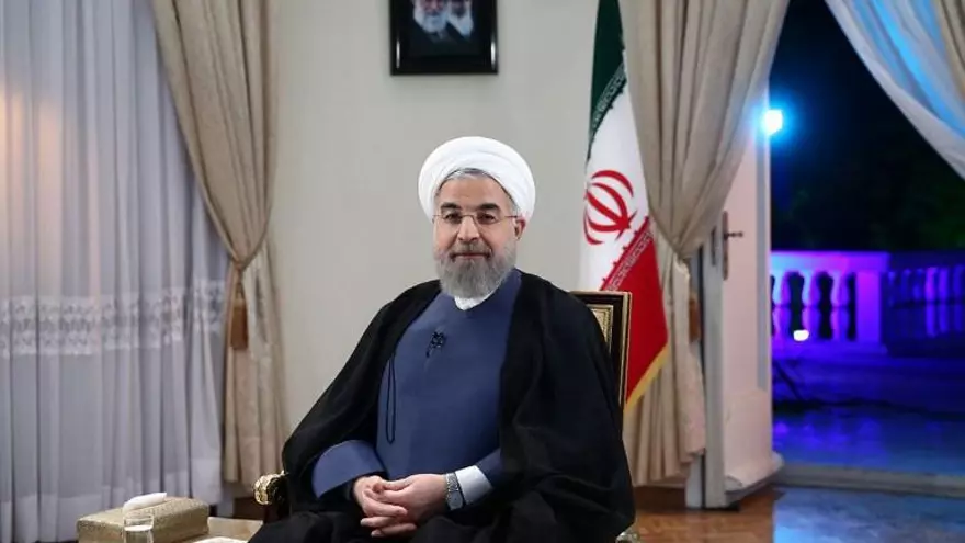 Foto proporcionada por la oficina del presidente iraní Hassan Rouhani durante una entrevista para televisión en Teherán el 2 de agosto de 2015.