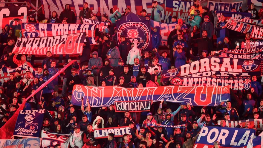 Fanáticos del Club Universidad de Chile en el estadio Libertadores de América en Avellaneda, Argentina