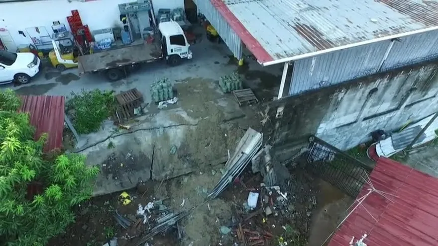 Familias preocupadas por muro en la 24 de diciembre