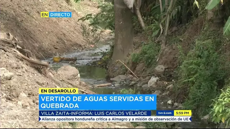 Arrojan aguas servidas a quebrada en Villa Zaita