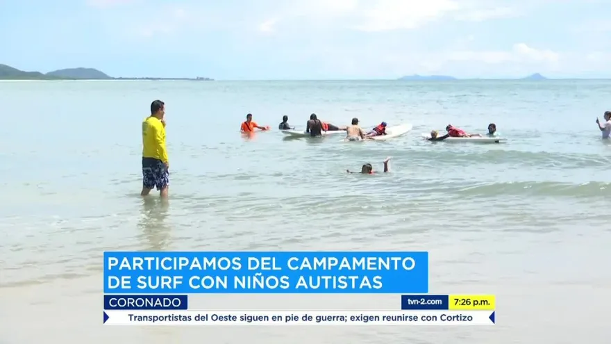 Campamento  de surf con niños autistas