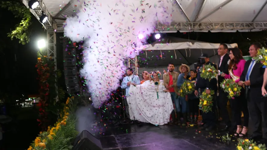 Inauguran la Parada de las Flores en Tierras Altas