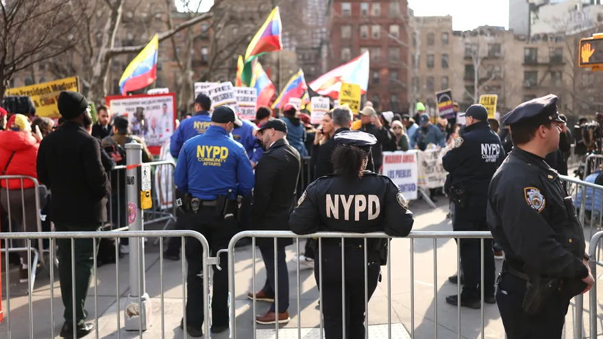 Policías custodian el área del tribunal donde comparece Maduro, donde se congregaron seguidores y opositores