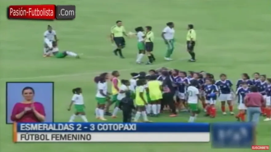 Jugadoras en Ecuador agarran a golpe al árbitro y a sus rivales