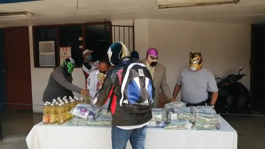 Luchadores mexicanos se reinventan para ganarle la pelea al coronavirus