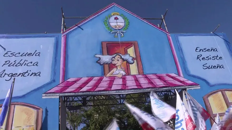 Maestros argentinos enseñan su reclamo en ‘escuela itinerante’