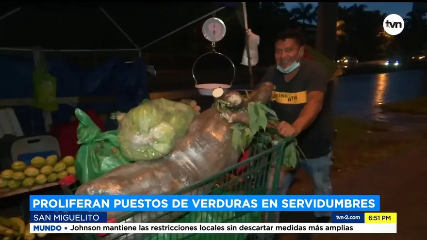 Puestos improvisados en servidumbre por falta de empleo