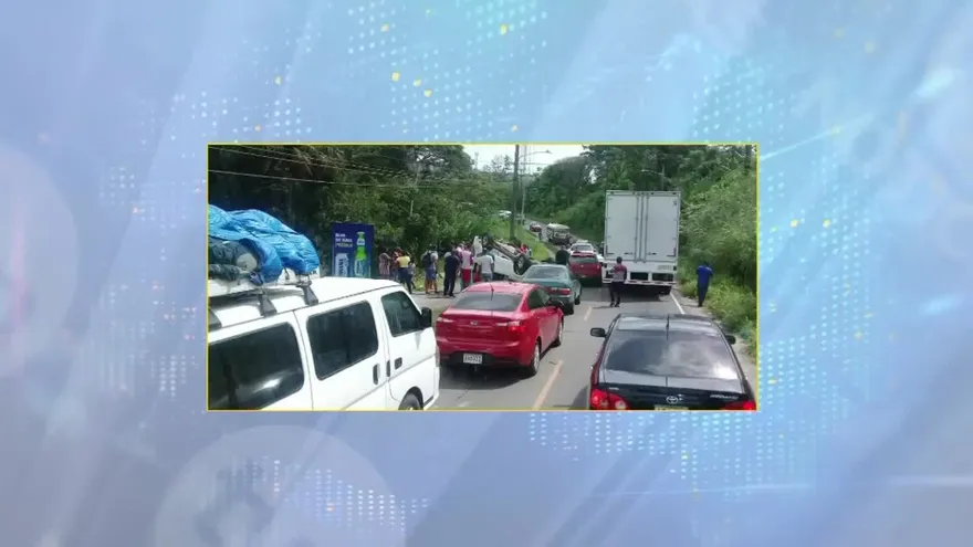 Seis personas heridas en vuelco en Colón