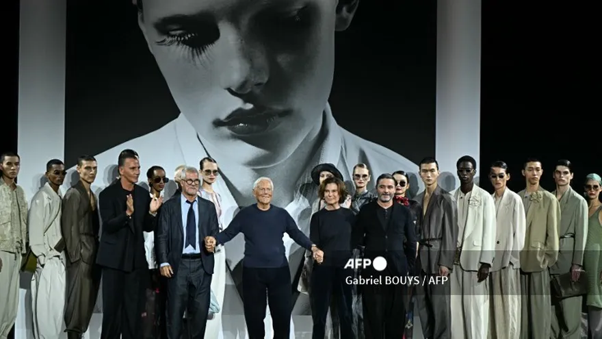 El diseñador al finalizar un desfile de modas