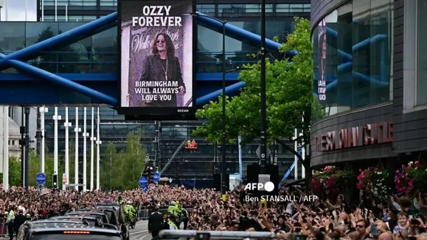 Ozzy Osbourne es despedido por miles de fanáticos en  Birmingham, en el Reino Unido.