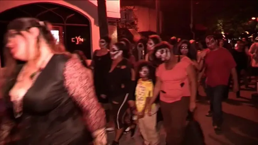 Medio millar de zombies recorren Miami