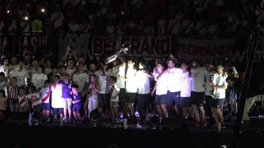 Hinchas de River festejaron al campeón de la Libertadores