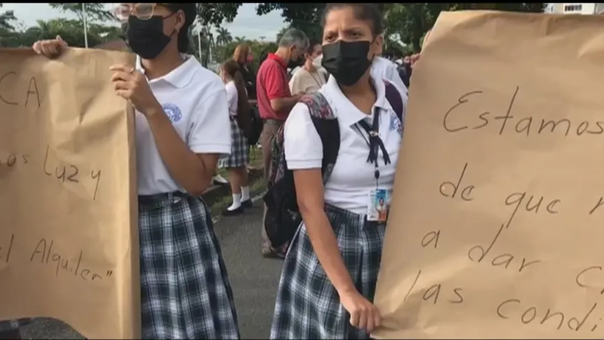 Comunidad educativa del Instituto Comercial Bolívar,