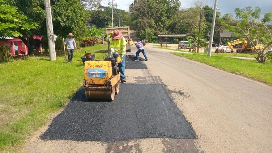 Los trabajadores del MOP se encargan de colocar asfalto caliente durante las jornadas de mantenimiento que se dio en Chepo.