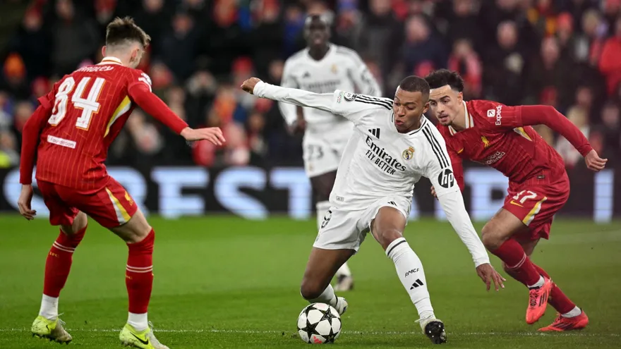 Liverpool y Real Madrid en acción