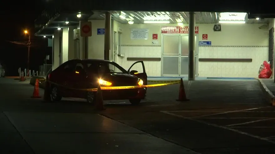 Le disparan a una unidad policial mientras conducía hacia su hogar