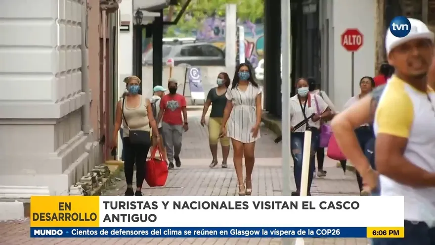 Turistas visitan el Casco Viejo