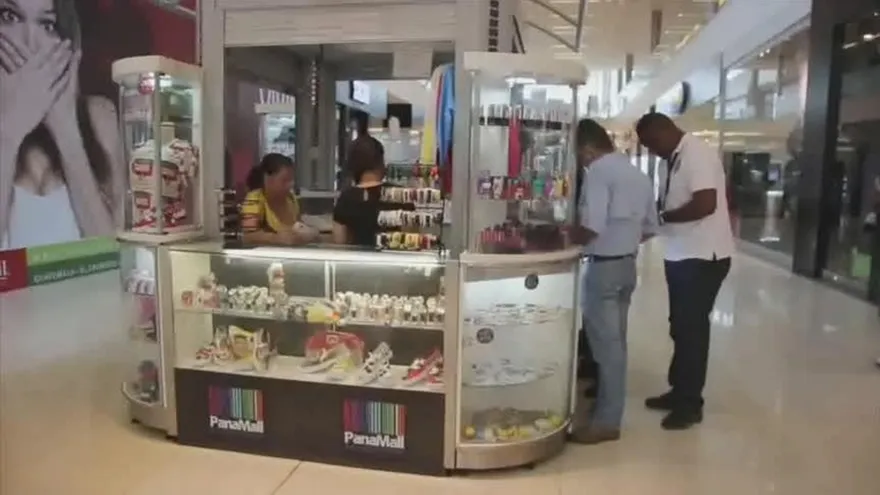 Comercios siguen contratando extranjeros