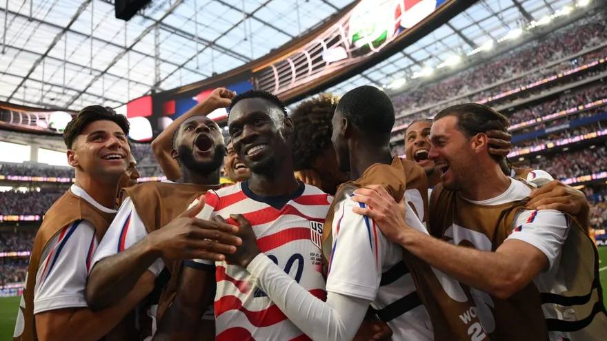 Folarin Balogun celebra con sus compañeros de Estados Unidos
