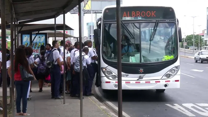 Buses y taxis podrían ser sancionados por ofrecen servicio de ferris a estudiantes