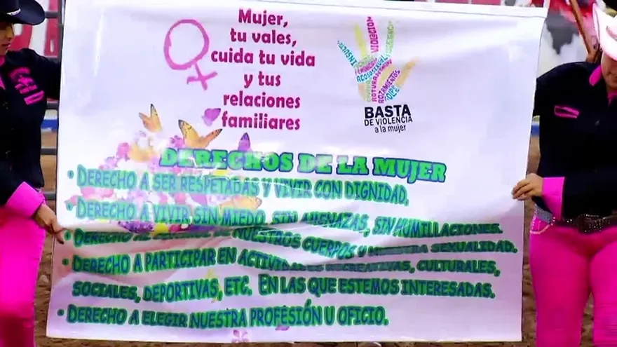Las amazonas se manifiestan con "La no violencia a la mujer"