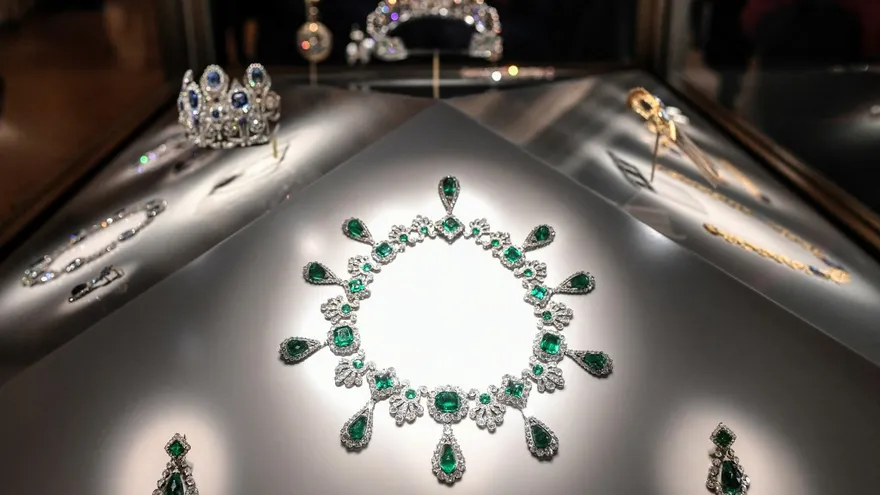 Esta fotografía muestra el collar y pendientes del conjunto de joyas de la emperatriz María Luisa exhibidos en la Galería de Apolo el 14 de enero de 2020 en el museo del Louvre en París, tras la reapertura de la Galería después de diez meses de renovaciones.