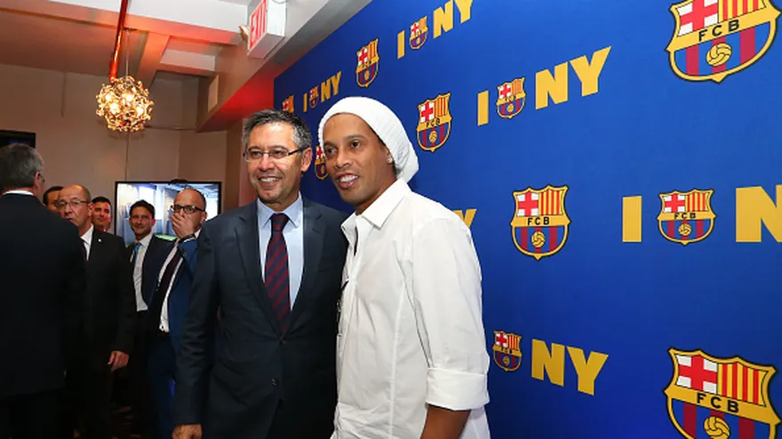 Ronaldinho (d) junto al presidente del Barcelona, Josep María Bartomeu (i)