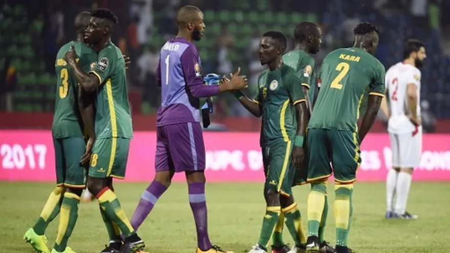 Jugadores de Senegal celebran durante el juego ante Túnez