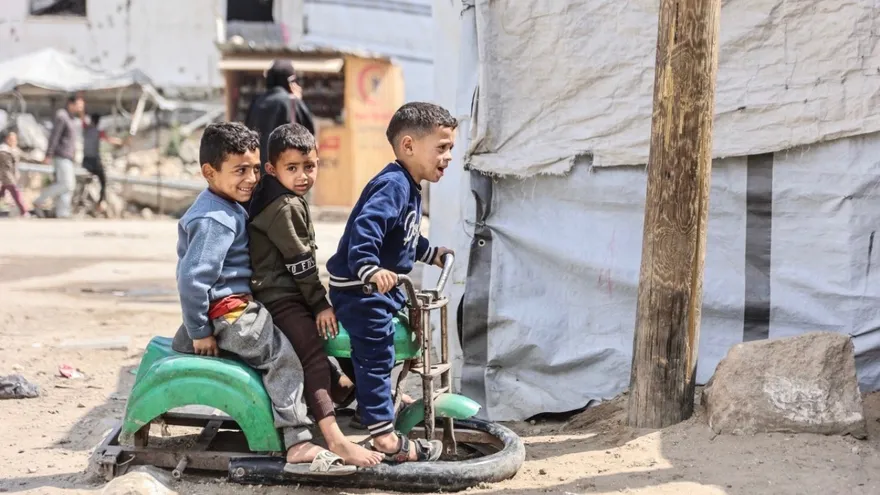 Niños palestinos jugando en una calle de Gaza.