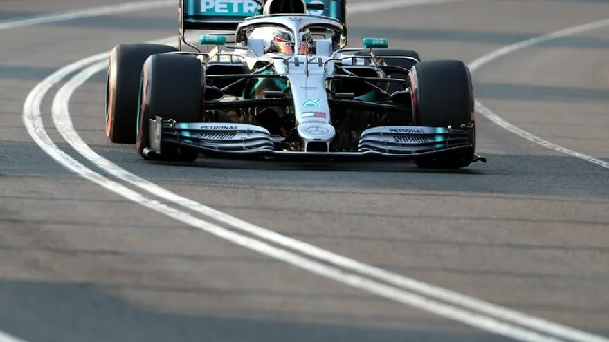 Hamilton y Mercedes se hacen con la primera pole de la temporada