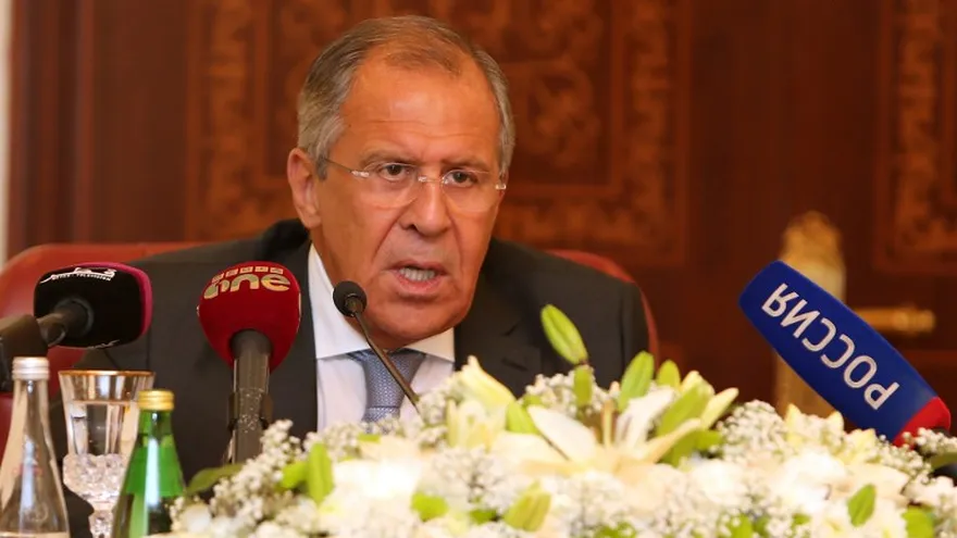Ministro de Relaciones Exteriores de Rusia , Serguéi Lavrov, habla durante una conferencia de prensa conjunta con el ministro de Relaciones Exteriores de Catar, Khalid bin Mohammad Al- Attiyah el 3 de agosto de 2015, de Doha.