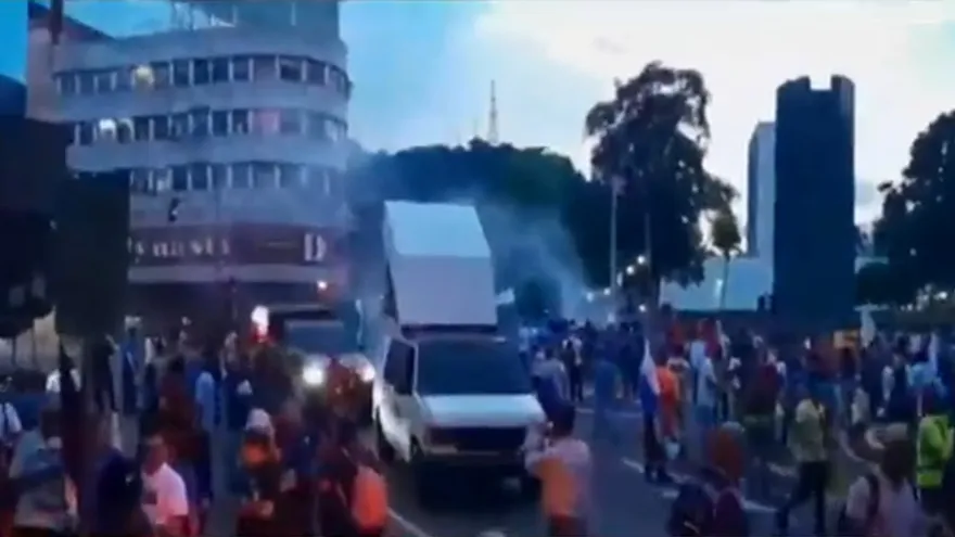 Gremios de trabajadores protestan fuera de la Asamblea
