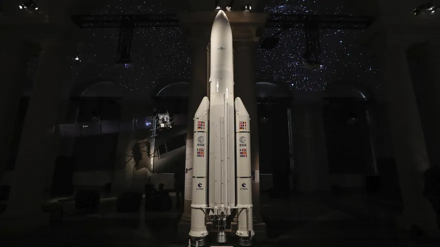 Réplica reducida del cohete "Ariane 5", en una exposición de la Agencia Espacial Europea.