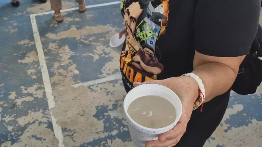 Una madre de familia muestra cómo sale el agua de las tuberías del IPT de Capira